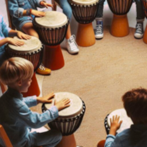 Das Bild zeigt Kinder, die auf Djembe Trommeln spielen.